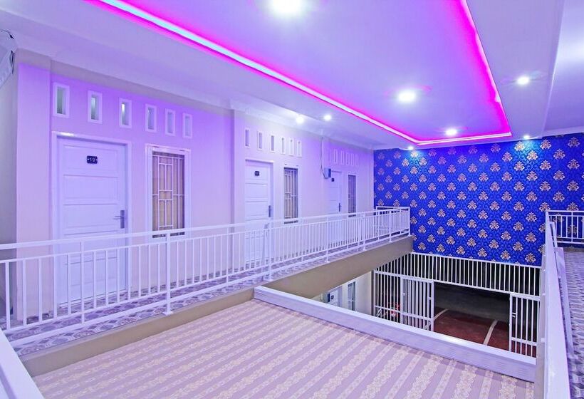 בית מלון כפרי Oyo 90978 Khalifi Guesthouse Syariah