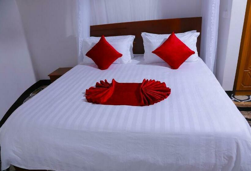 هتل Queen Elizabeth Safari Lodge