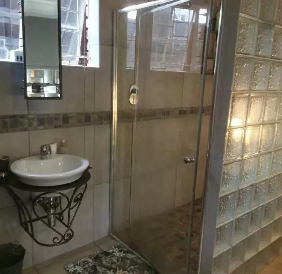 Aamiaismajoitus (B&B) Adams  Mtoti