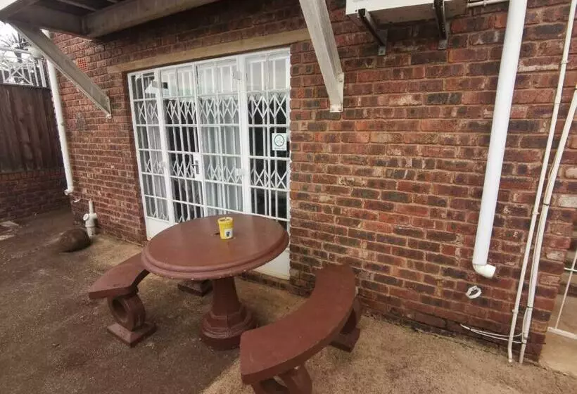 Aamiaismajoitus (B&B) Adams  Mtoti