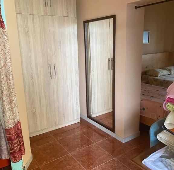 تختخواب و صبحانه La Rosa Buga