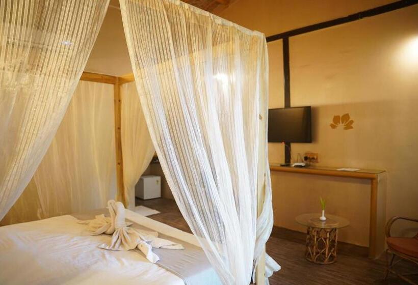 בית מלון כפרי Amadi Beach Front Resort