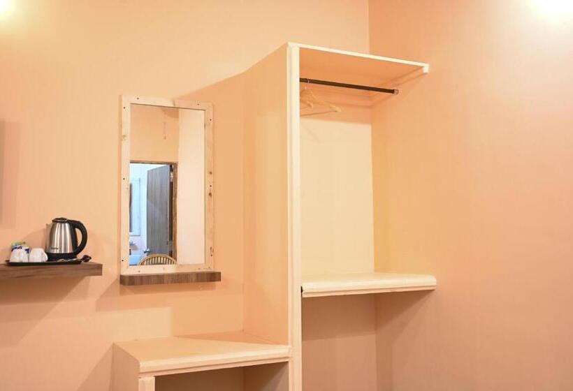 בית מלון כפרי Amadi Beach Front Resort