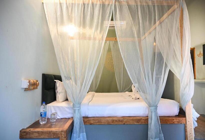 בית מלון כפרי Amadi Beach Front Resort