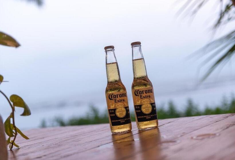 בית מלון כפרי Amadi Beach Front Resort