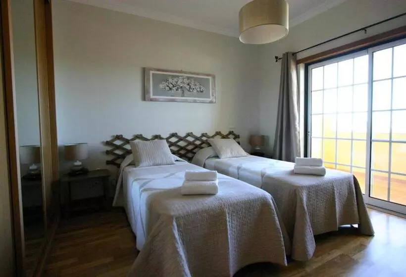 ベッドアンドブレックファースト Villa Vista Mar Piscina Suites