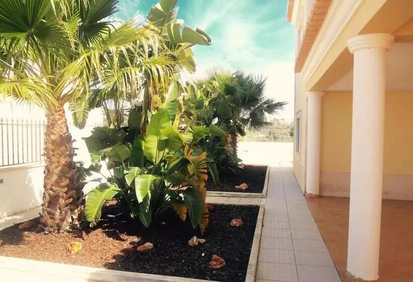 ベッドアンドブレックファースト Villa Vista Mar Piscina Suites