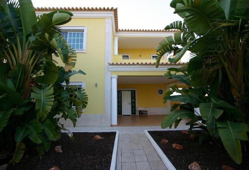 ベッドアンドブレックファースト Villa Vista Mar Piscina Suites