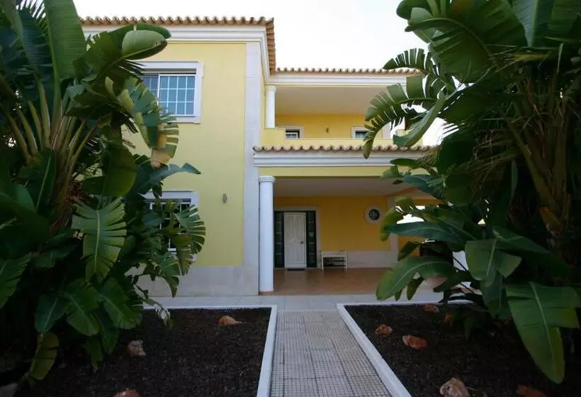 ベッドアンドブレックファースト Villa Vista Mar Piscina Suites