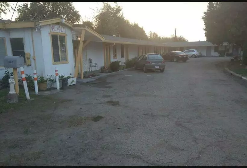 Majatalo Room In Lodge Shasta Motel In Turlock, Ca