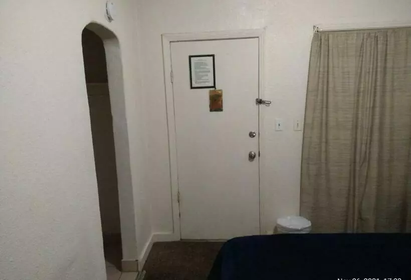Majatalo Room In Lodge Shasta Motel In Turlock, Ca