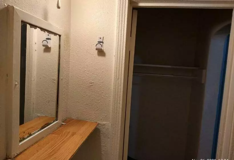 Majatalo Room In Lodge Shasta Motel In Turlock, Ca