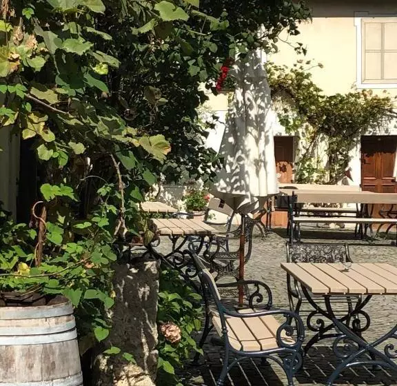 Retkeilymaja Callm Aka Zum Goldenen Löwen   Zu Nacht Bei Der Destillerie