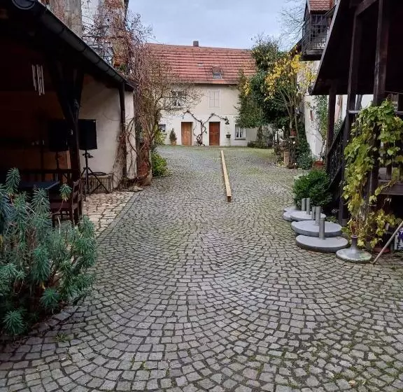 Retkeilymaja Callm Aka Zum Goldenen Löwen   Zu Nacht Bei Der Destillerie