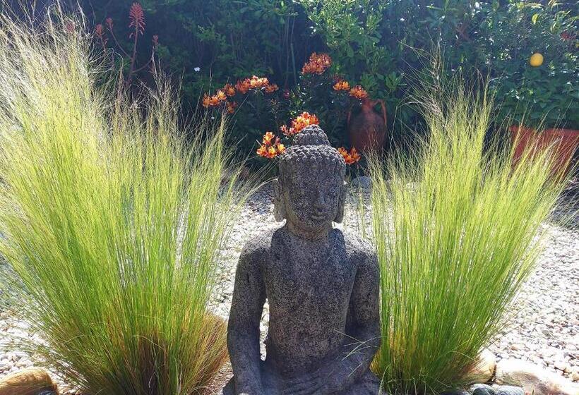 تختخواب و صبحانه Babou