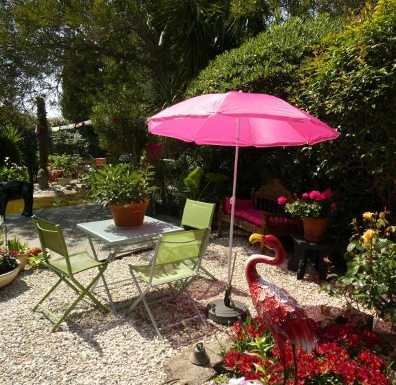 تختخواب و صبحانه Babou