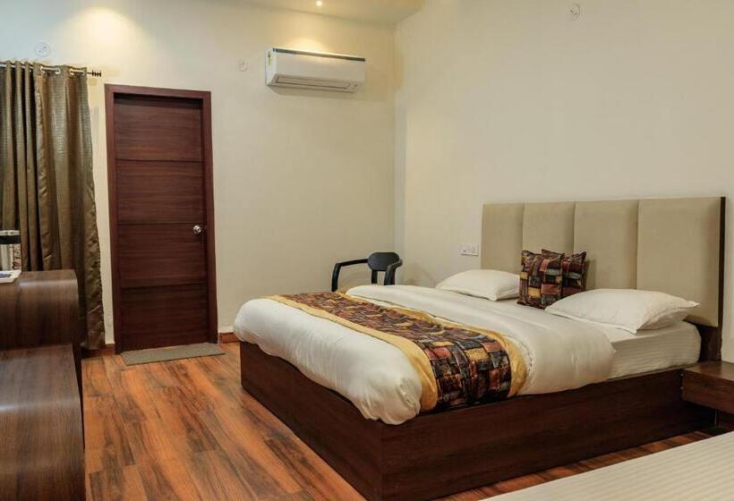 De Manora Homes Unpretentious Hotel With A Garden , Posh Area Ranjit Avenue