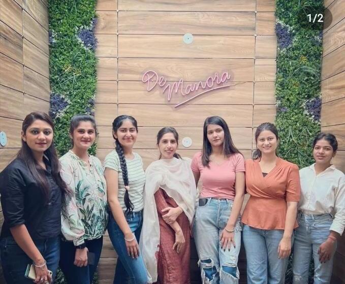 De Manora Homes Unpretentious Hotel With A Garden , Posh Area Ranjit Avenue