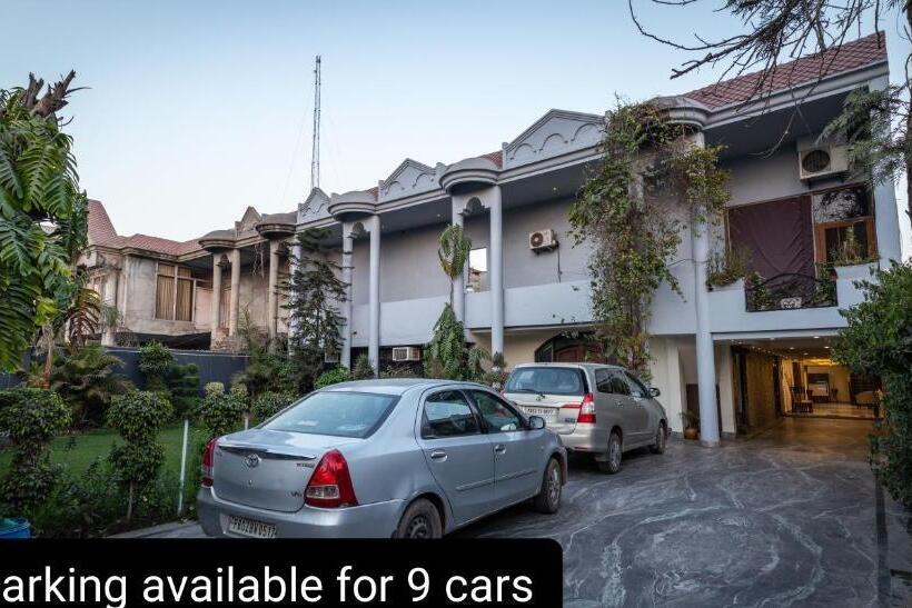 De Manora Homes Unpretentious Hotel With A Garden , Posh Area Ranjit Avenue