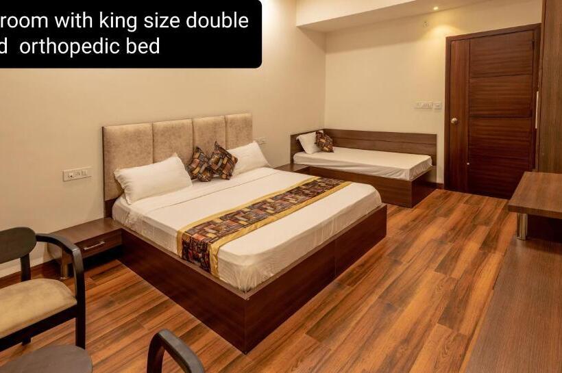 De Manora Homes Unpretentious Hotel With A Garden , Posh Area Ranjit Avenue