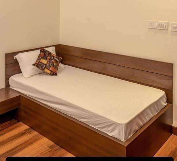 De Manora Homes Unpretentious Hotel With A Garden , Posh Area Ranjit Avenue
