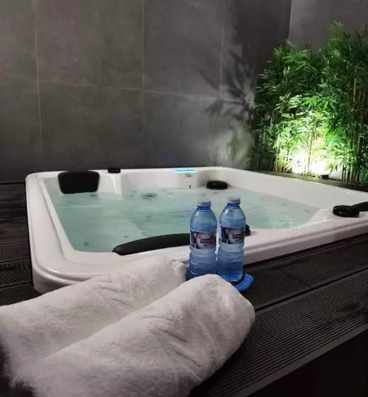 هتل کپسول Futurotel Malagueta Beach