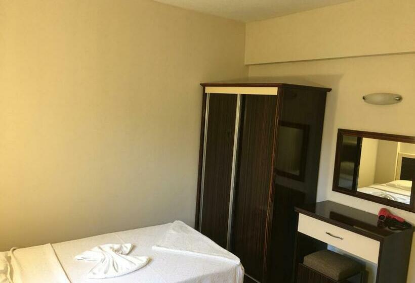 Отель Leons Sun Village Apartments