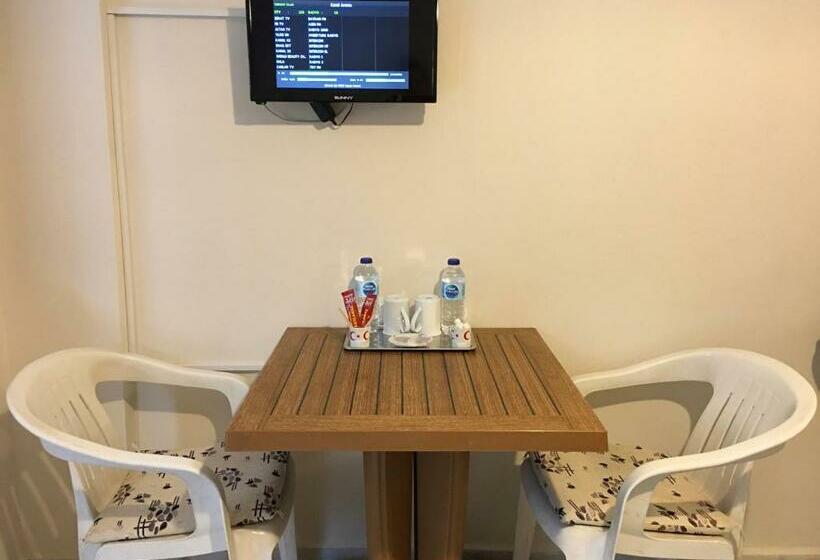 Отель Leons Sun Village Apartments