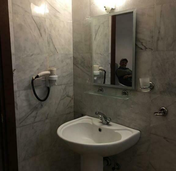 Отель Leons Sun Village Apartments