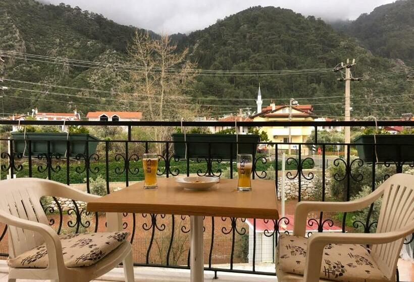 Отель Leons Sun Village Apartments