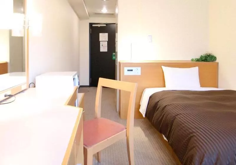 Отель Livemax Budget Yokohama Kannai