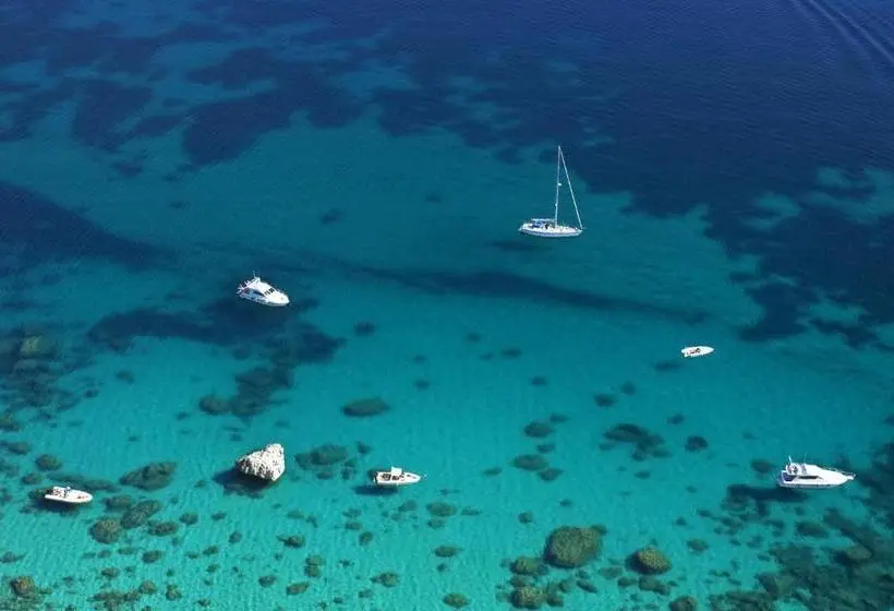 استراحتگاه Club Esse Cala Bitta