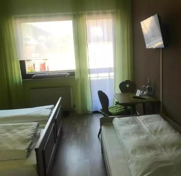 Retkeilymaja Gasthof Und Pension Zur Frischen Quelle