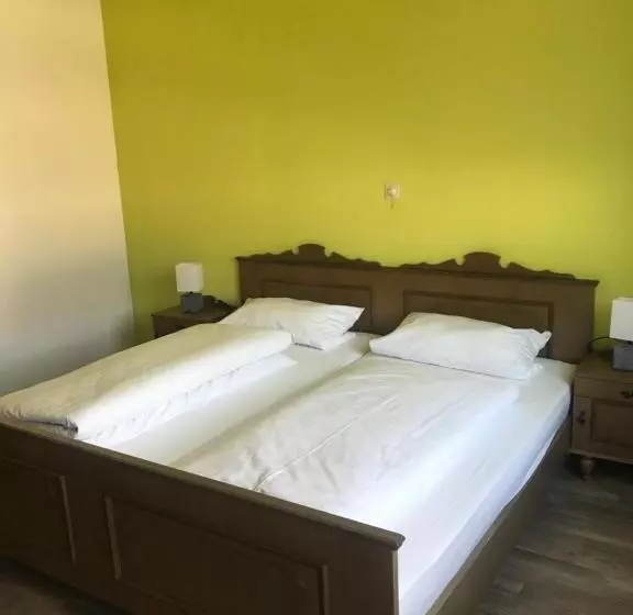 Retkeilymaja Gasthof Und Pension Zur Frischen Quelle