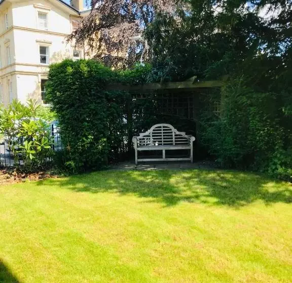 تختخواب و صبحانه College View