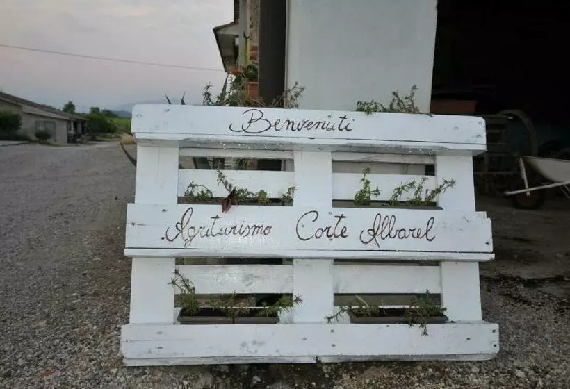 Hotelli Agriturismo Corte Albarel