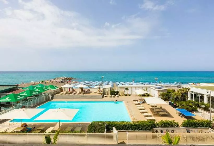 Isa Double Room In Hotel With Swimming Pool In Marina Di Cecina, Just 10 Meters From The Sea