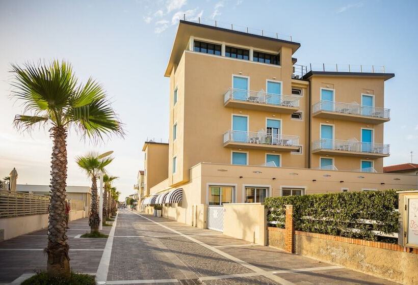 Isa Double Room In Hotel With Swimming Pool In Marina Di Cecina, Just 10 Meters From The Sea