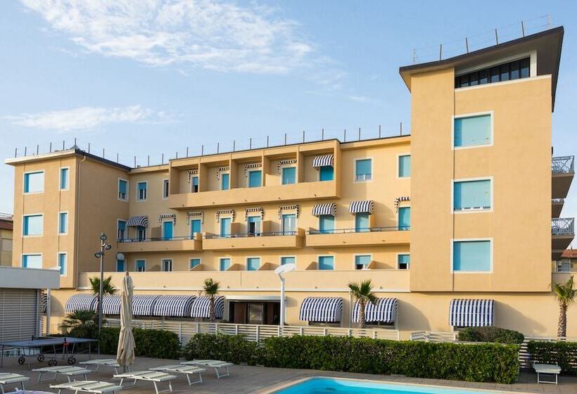 Isa Double Room In Hotel With Swimming Pool In Marina Di Cecina, Just 10 Meters From The Sea