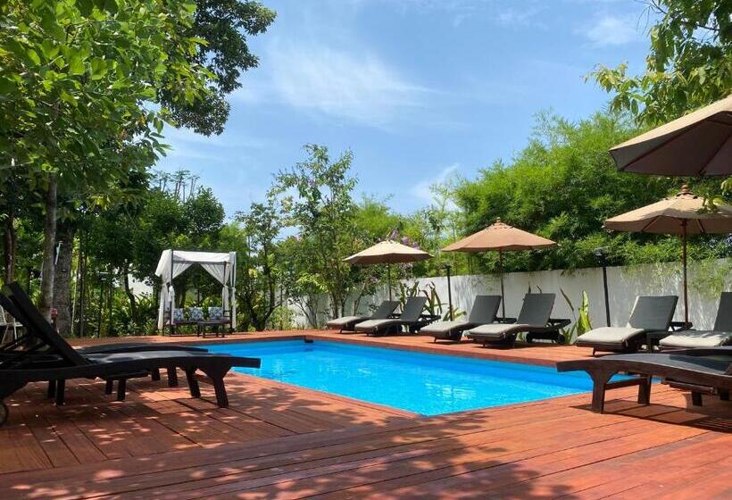 هتل The Riviera Champasak