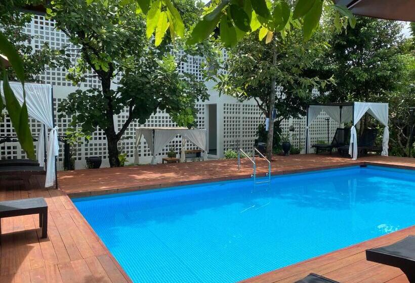 هتل The Riviera Champasak