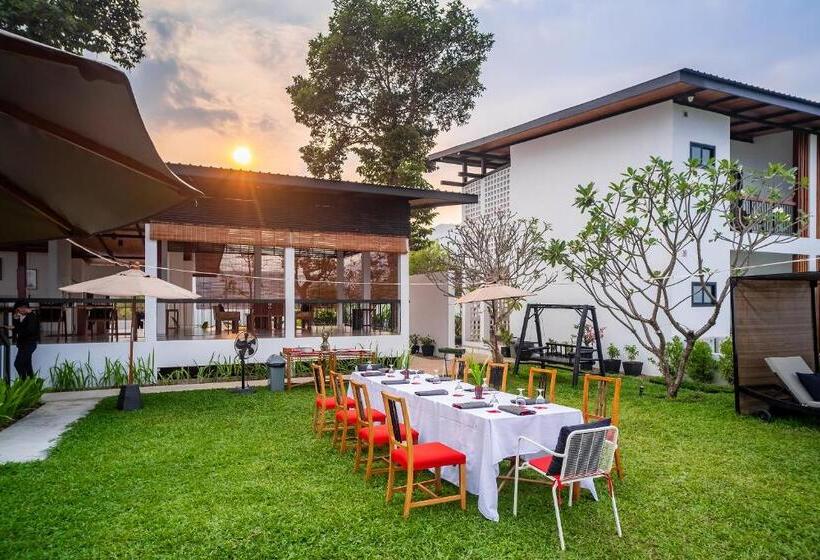 هتل The Riviera Champasak