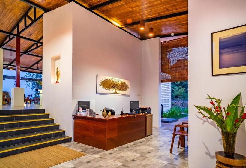 هتل The Riviera Champasak