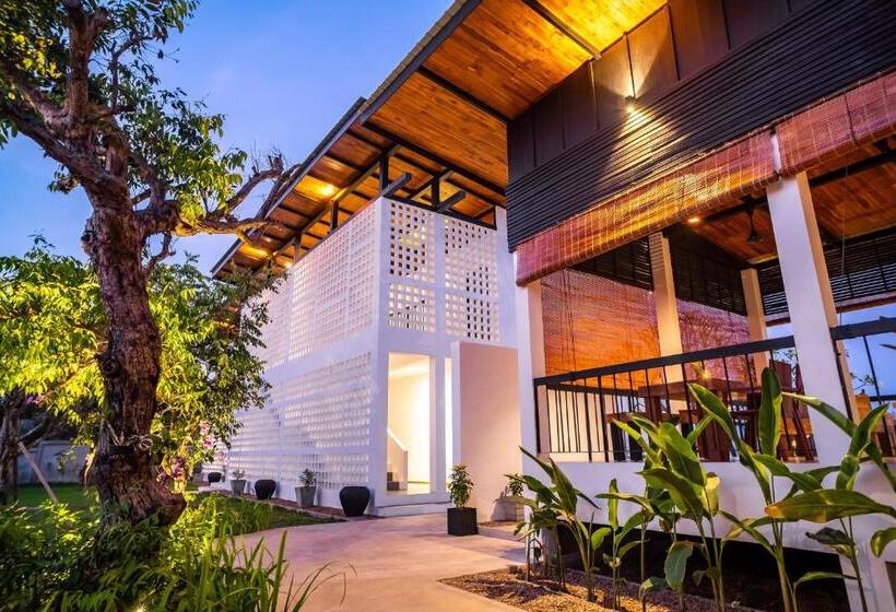 هتل The Riviera Champasak