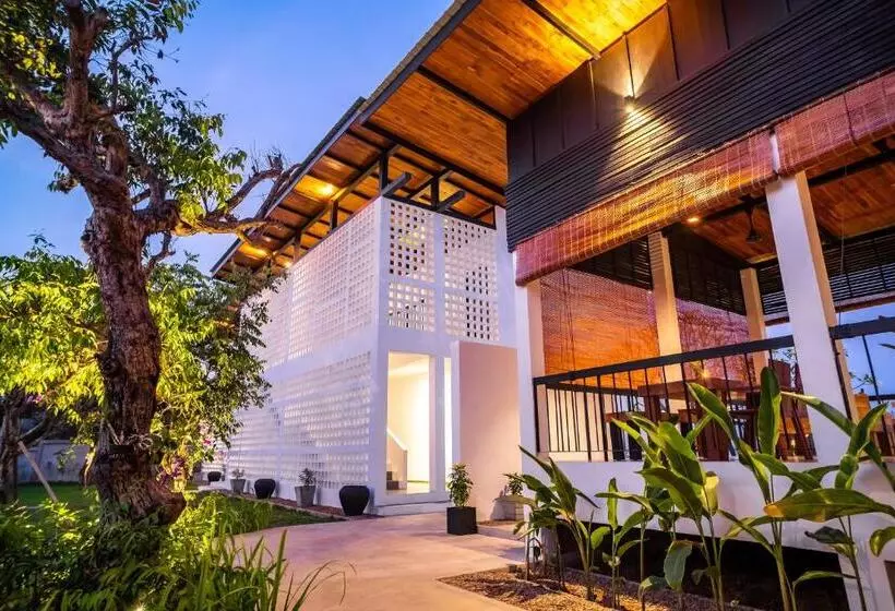 هتل The Riviera Champasak