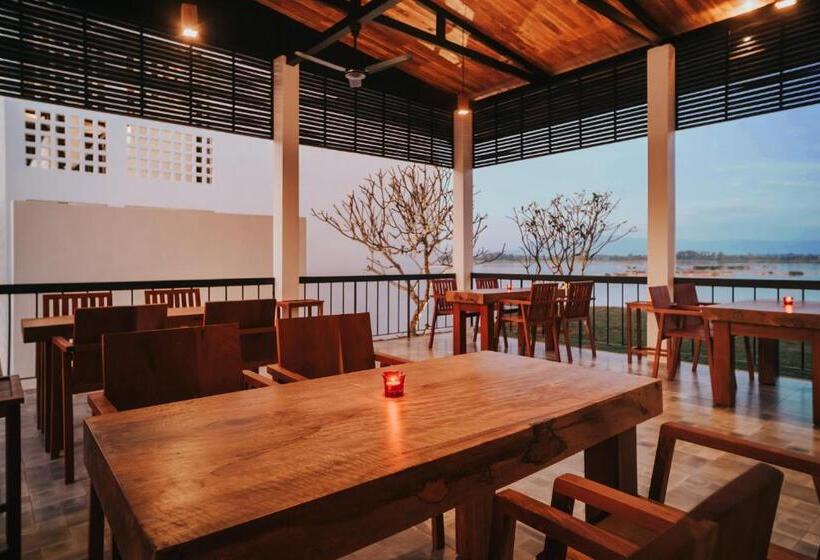 هتل The Riviera Champasak