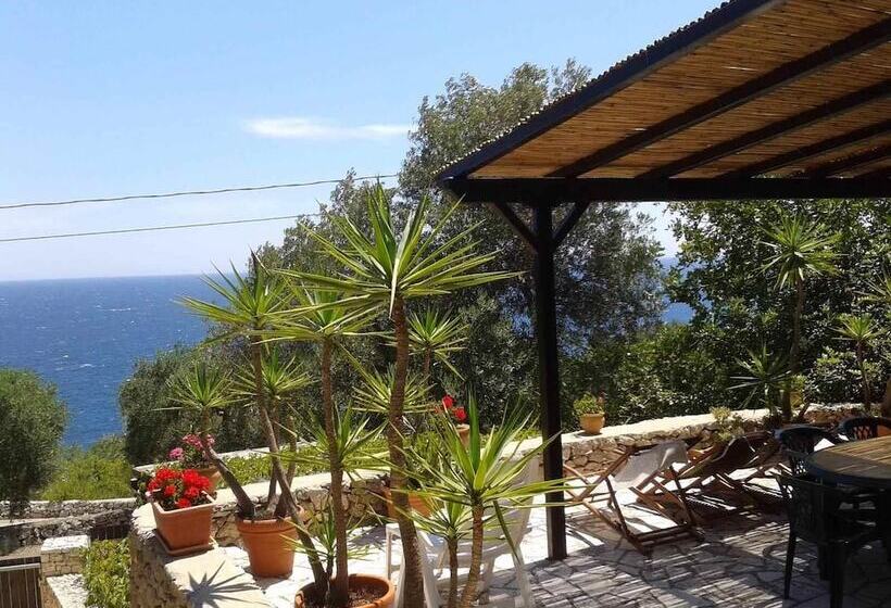 Mirto Sopra Casa In Pietra Sul Mare