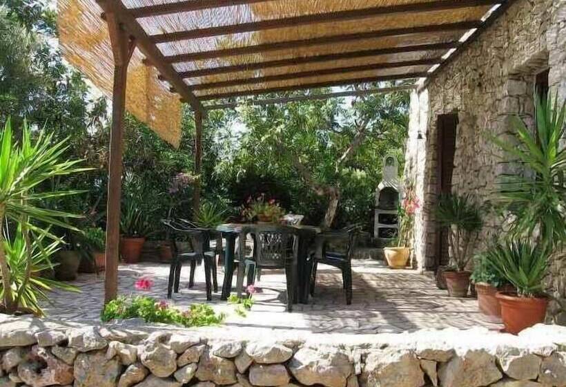 Mirto Sopra Casa In Pietra Sul Mare