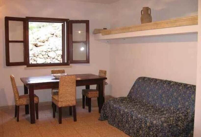 Mirto Sopra Casa In Pietra Sul Mare