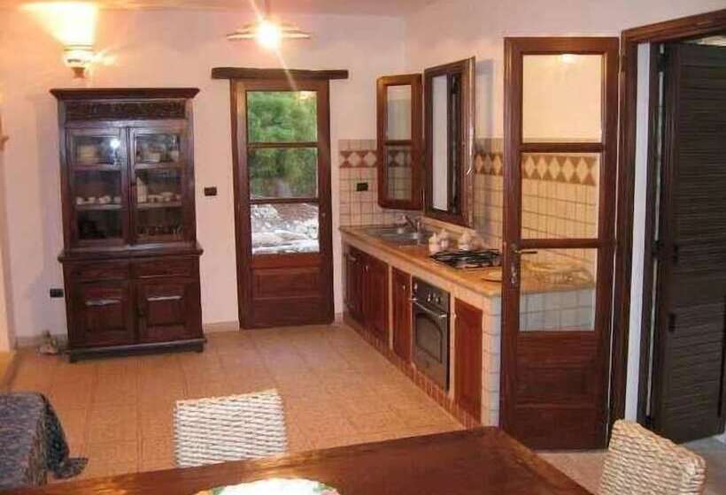 Mirto Sopra Casa In Pietra Sul Mare